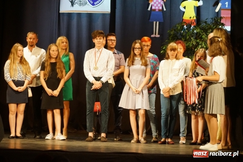 Zdjęcie w galerii na portalu naszraciborz.pl: Gala Laureatów SP 15 w Domu Kultury Strzecha wiadomości z regionu