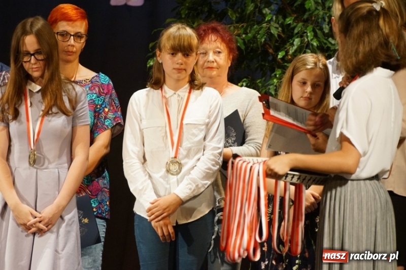 Zdjęcie w galerii na portalu naszraciborz.pl: Gala Laureatów SP 15 w Domu Kultury Strzecha wiadomości z regionu