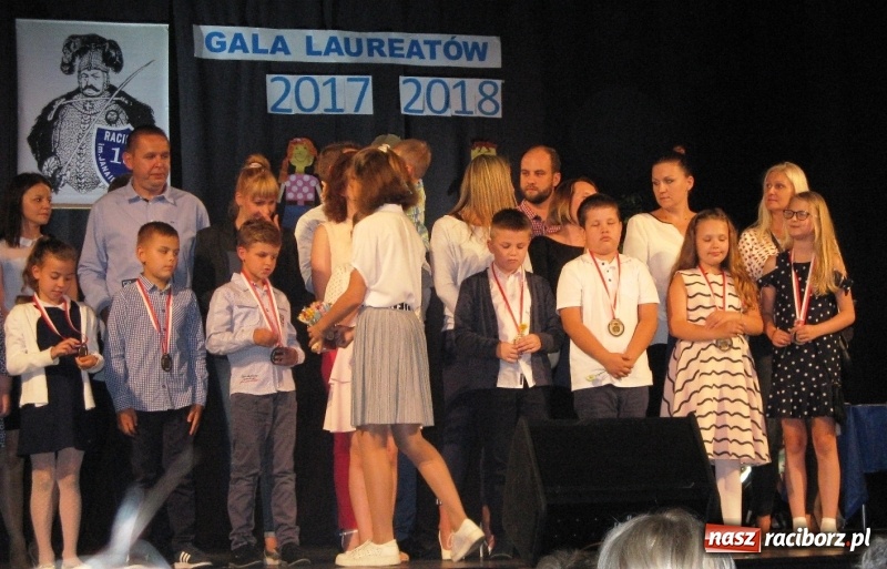 Zdjęcie w galerii na portalu naszraciborz.pl: Gala Laureatów SP 15 w Domu Kultury Strzecha wiadomości z regionu