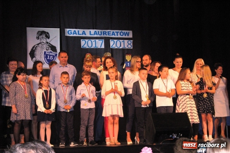 Zdjęcie w galerii na portalu naszraciborz.pl: Gala Laureatów SP 15 w Domu Kultury Strzecha wiadomości z regionu