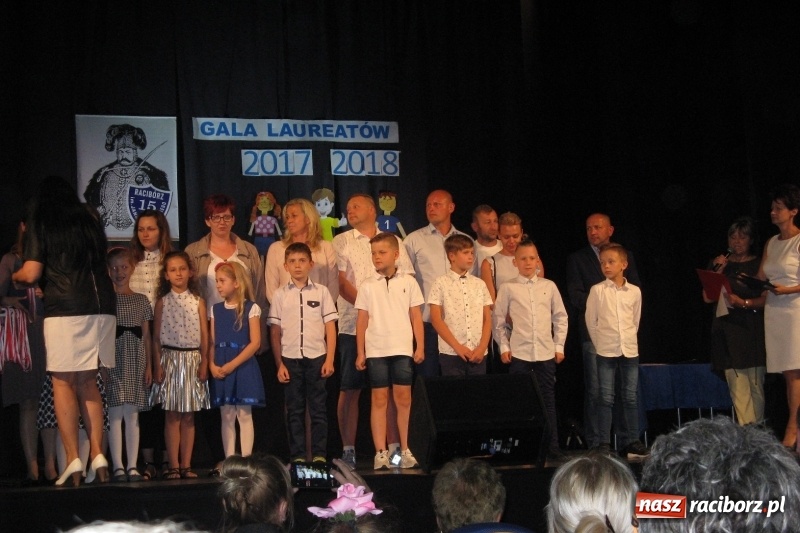 Zdjęcie w galerii na portalu naszraciborz.pl: Gala Laureatów SP 15 w Domu Kultury Strzecha wiadomości z regionu