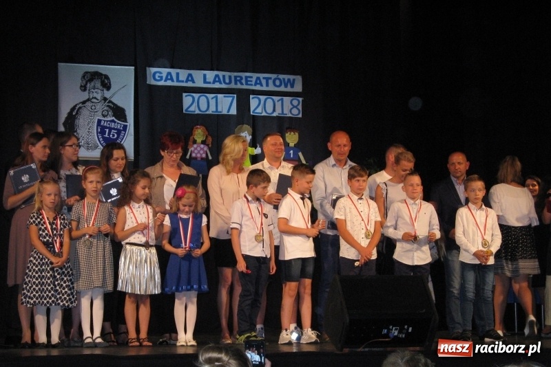 Zdjęcie w galerii na portalu naszraciborz.pl: Gala Laureatów SP 15 w Domu Kultury Strzecha wiadomości z regionu