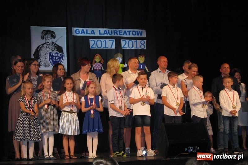 Zdjęcie w galerii na portalu naszraciborz.pl: Gala Laureatów SP 15 w Domu Kultury Strzecha wiadomości z regionu