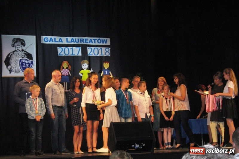 Zdjęcie w galerii na portalu naszraciborz.pl: Gala Laureatów SP 15 w Domu Kultury Strzecha wiadomości z regionu