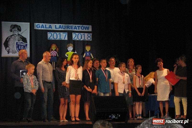 Zdjęcie w galerii na portalu naszraciborz.pl: Gala Laureatów SP 15 w Domu Kultury Strzecha wiadomości z regionu
