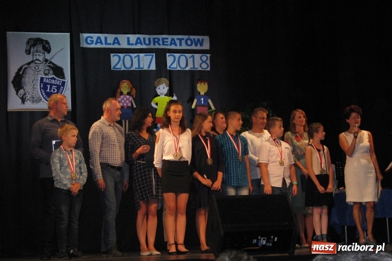 Zdjęcie w galerii na portalu naszraciborz.pl: Gala Laureatów SP 15 w Domu Kultury Strzecha wiadomości z regionu