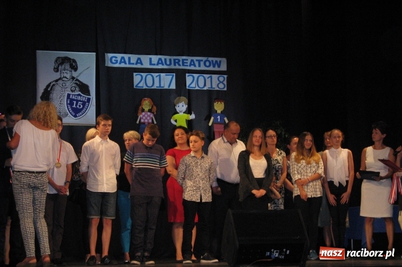 Zdjęcie w galerii na portalu naszraciborz.pl: Gala Laureatów SP 15 w Domu Kultury Strzecha wiadomości z regionu