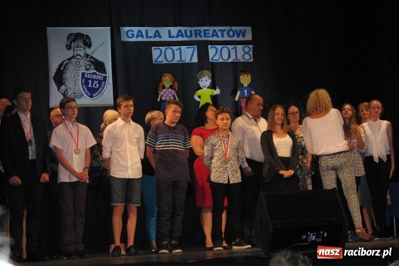 Zdjęcie w galerii na portalu naszraciborz.pl: Gala Laureatów SP 15 w Domu Kultury Strzecha wiadomości z regionu