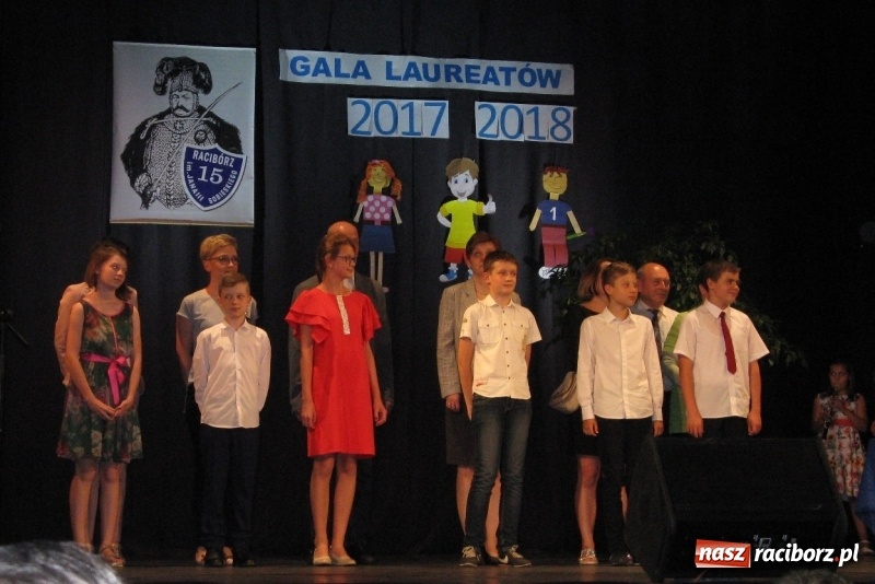 Zdjęcie w galerii na portalu naszraciborz.pl: Gala Laureatów SP 15 w Domu Kultury Strzecha wiadomości z regionu
