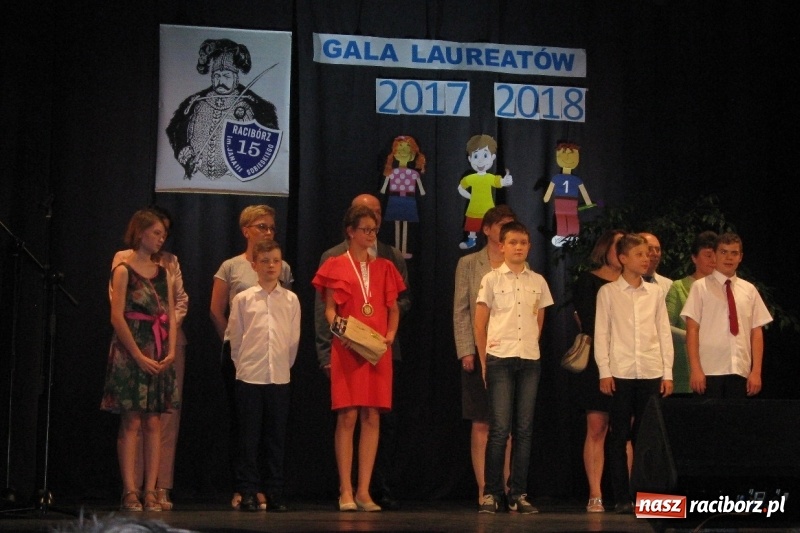 Zdjęcie w galerii na portalu naszraciborz.pl: Gala Laureatów SP 15 w Domu Kultury Strzecha wiadomości z regionu