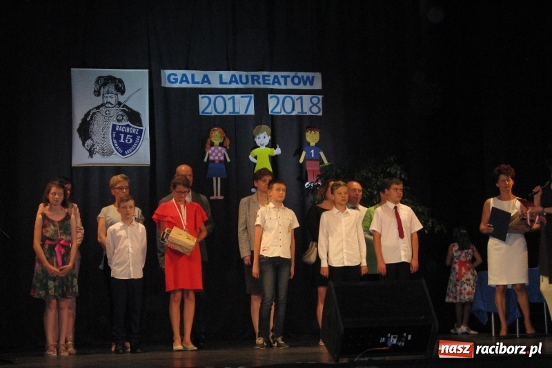 Zdjęcie w galerii na portalu naszraciborz.pl: Gala Laureatów SP 15 w Domu Kultury Strzecha wiadomości z regionu