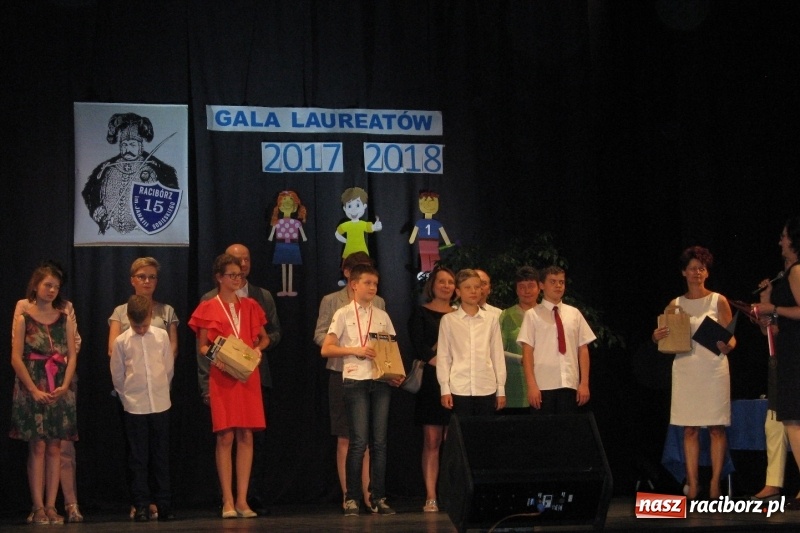 Zdjęcie w galerii na portalu naszraciborz.pl: Gala Laureatów SP 15 w Domu Kultury Strzecha wiadomości z regionu