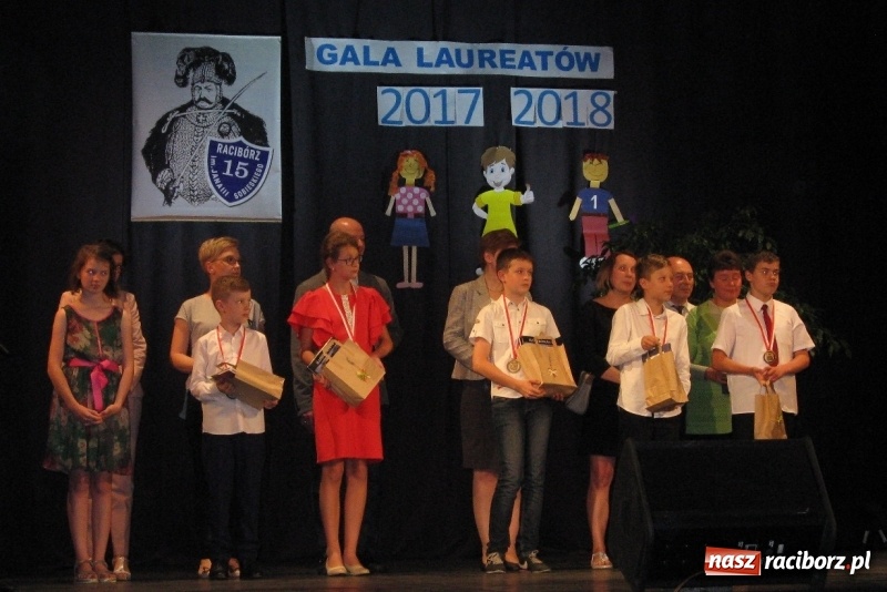 Zdjęcie w galerii na portalu naszraciborz.pl: Gala Laureatów SP 15 w Domu Kultury Strzecha wiadomości z regionu