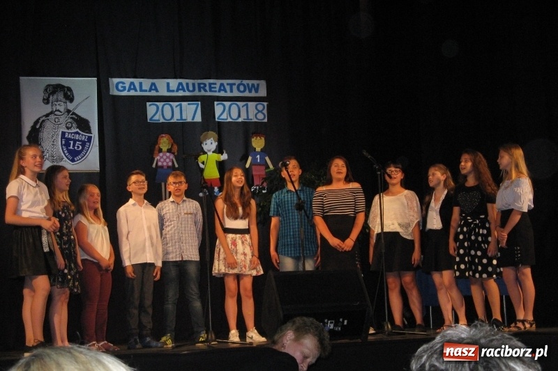 Zdjęcie w galerii na portalu naszraciborz.pl: Gala Laureatów SP 15 w Domu Kultury Strzecha wiadomości z regionu