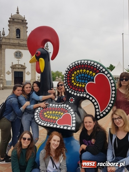 Zdjęcie w galerii na portalu naszraciborz.pl: Racuchy z jabłkami – czyli jak uczniowie Budowlanki zdobywają serca Portugalczyków  wiadomości z regionu