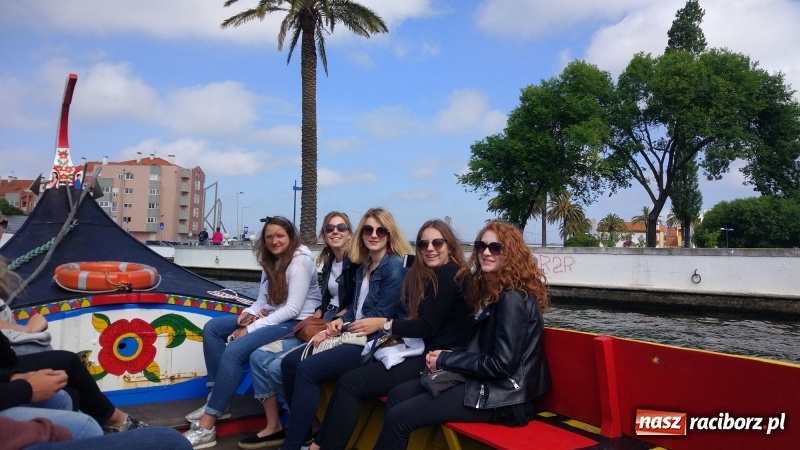 Zdjęcie w galerii na portalu naszraciborz.pl: Racuchy z jabłkami – czyli jak uczniowie Budowlanki zdobywają serca Portugalczyków  wiadomości z regionu