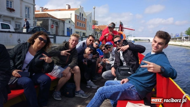 Zdjęcie w galerii na portalu naszraciborz.pl: Racuchy z jabłkami – czyli jak uczniowie Budowlanki zdobywają serca Portugalczyków  wiadomości z regionu