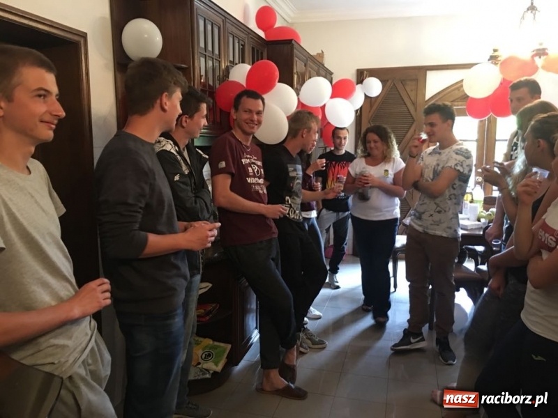 Zdjęcie w galerii na portalu naszraciborz.pl: Racuchy z jabłkami – czyli jak uczniowie Budowlanki zdobywają serca Portugalczyków  wiadomości z regionu