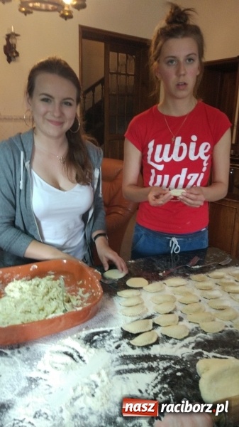 Zdjęcie w galerii na portalu naszraciborz.pl: Racuchy z jabłkami – czyli jak uczniowie Budowlanki zdobywają serca Portugalczyków  wiadomości z regionu