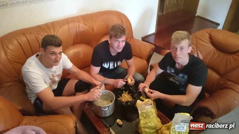 Zdjęcie w galerii na portalu naszraciborz.pl: Racuchy z jabłkami – czyli jak uczniowie Budowlanki zdobywają serca Portugalczyków  wiadomości z regionu