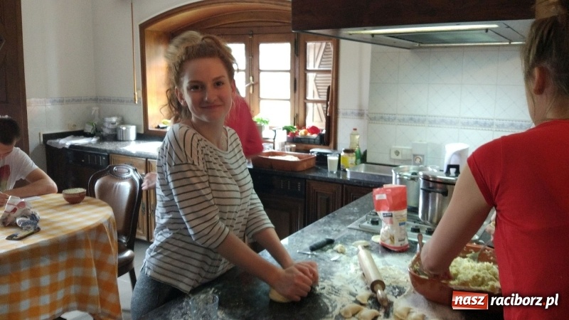 Zdjęcie w galerii na portalu naszraciborz.pl: Racuchy z jabłkami – czyli jak uczniowie Budowlanki zdobywają serca Portugalczyków  wiadomości z regionu