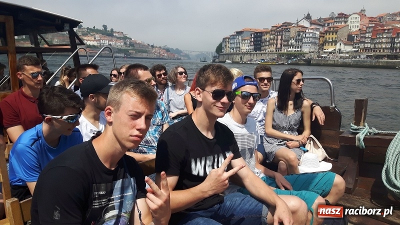 Zdjęcie w galerii na portalu naszraciborz.pl: Racuchy z jabłkami – czyli jak uczniowie Budowlanki zdobywają serca Portugalczyków  wiadomości z regionu