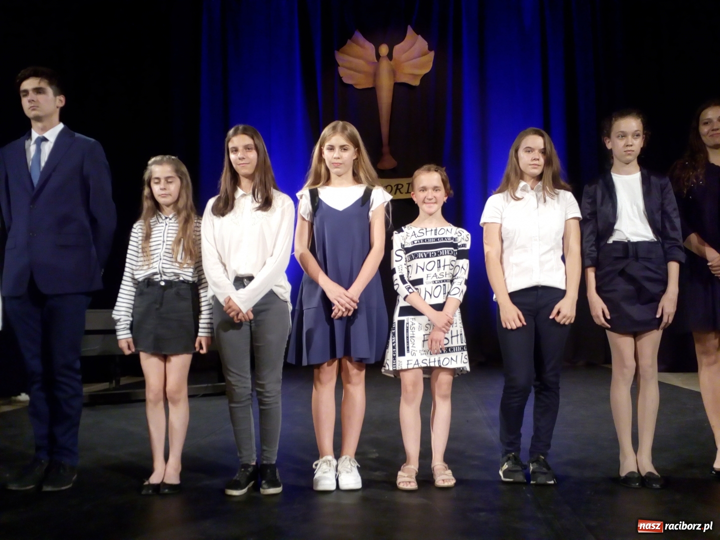 Zdjęcie w galerii na portalu naszraciborz.pl: W SP 4 rozdano Victorie  wiadomości z regionu