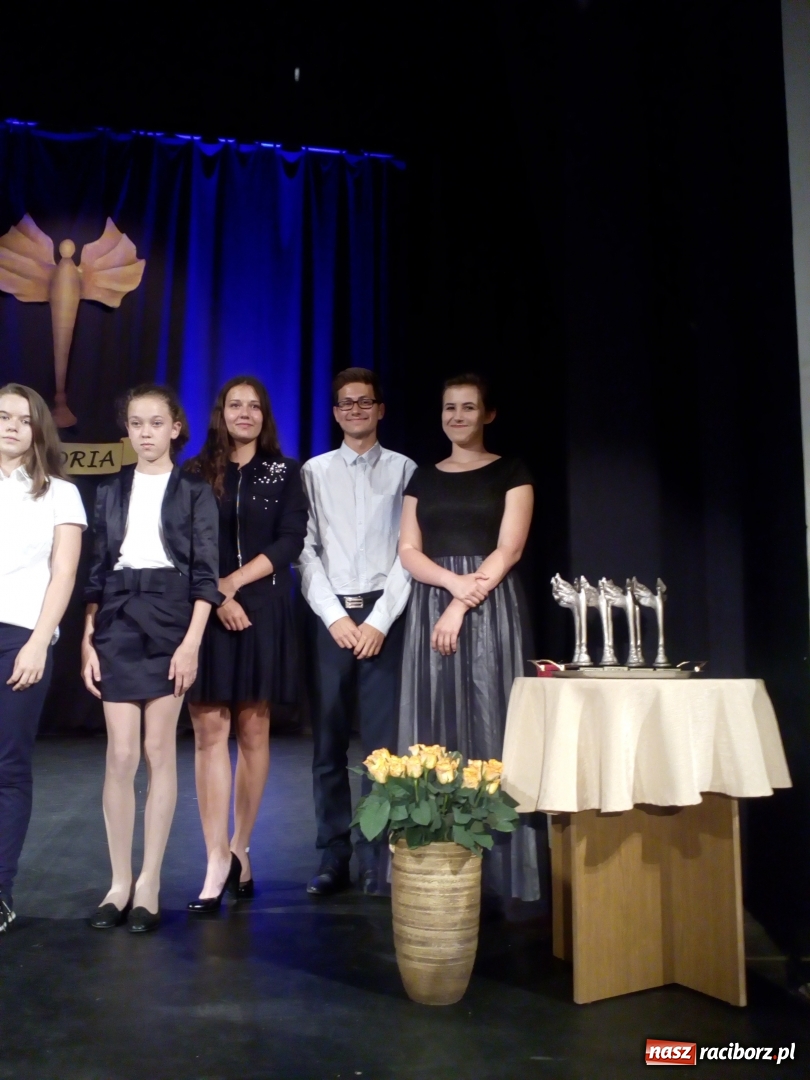 Zdjęcie w galerii na portalu naszraciborz.pl: W SP 4 rozdano Victorie  wiadomości z regionu