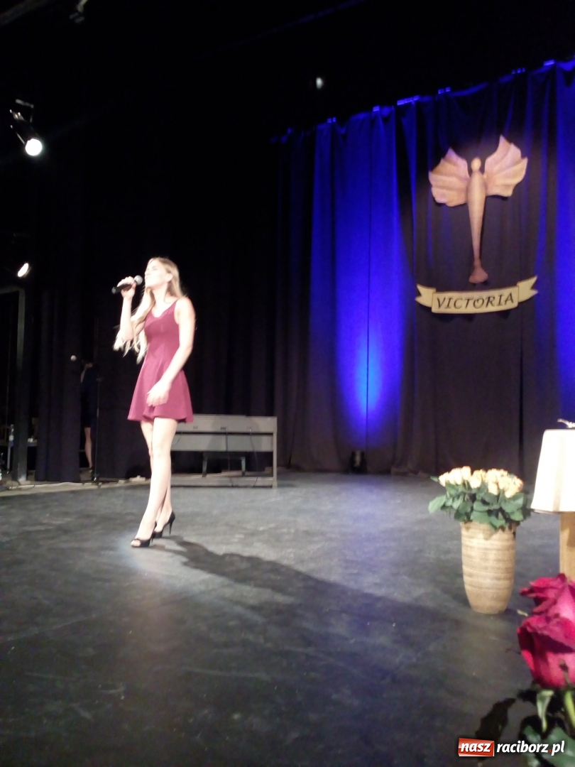 Zdjęcie w galerii na portalu naszraciborz.pl: W SP 4 rozdano Victorie  wiadomości z regionu