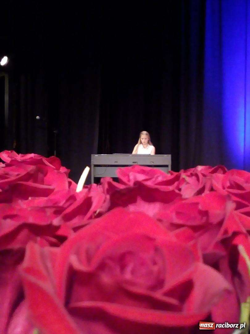 Zdjęcie w galerii na portalu naszraciborz.pl: W SP 4 rozdano Victorie  wiadomości z regionu