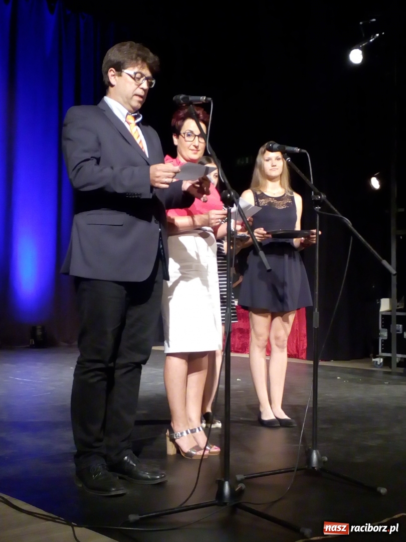 Zdjęcie w galerii na portalu naszraciborz.pl: W SP 4 rozdano Victorie  wiadomości z regionu
