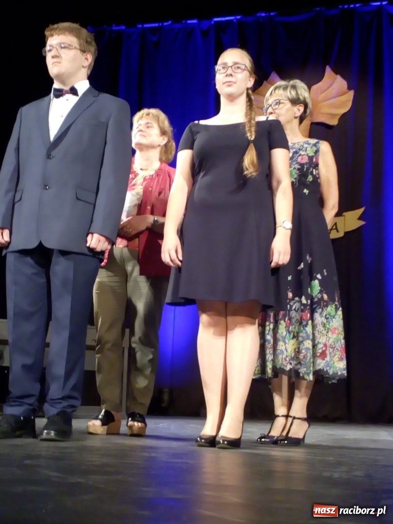 Zdjęcie w galerii na portalu naszraciborz.pl: W SP 4 rozdano Victorie  wiadomości z regionu