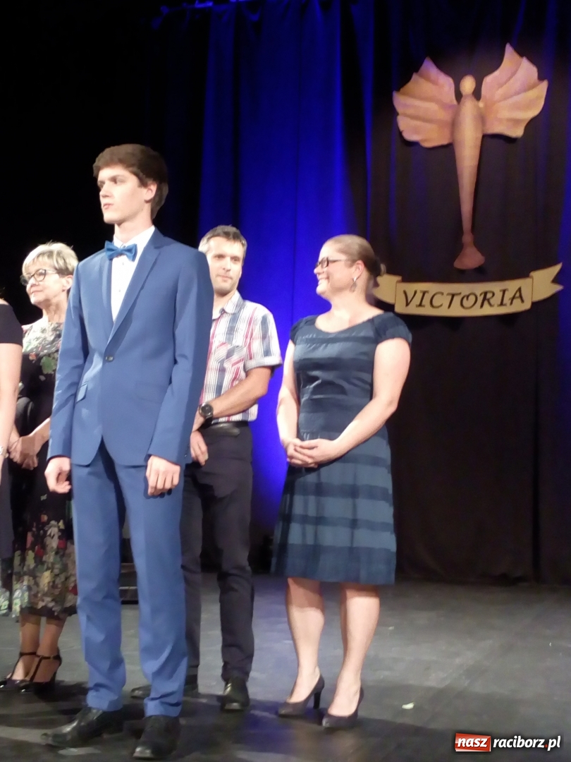 Zdjęcie w galerii na portalu naszraciborz.pl: W SP 4 rozdano Victorie  wiadomości z regionu