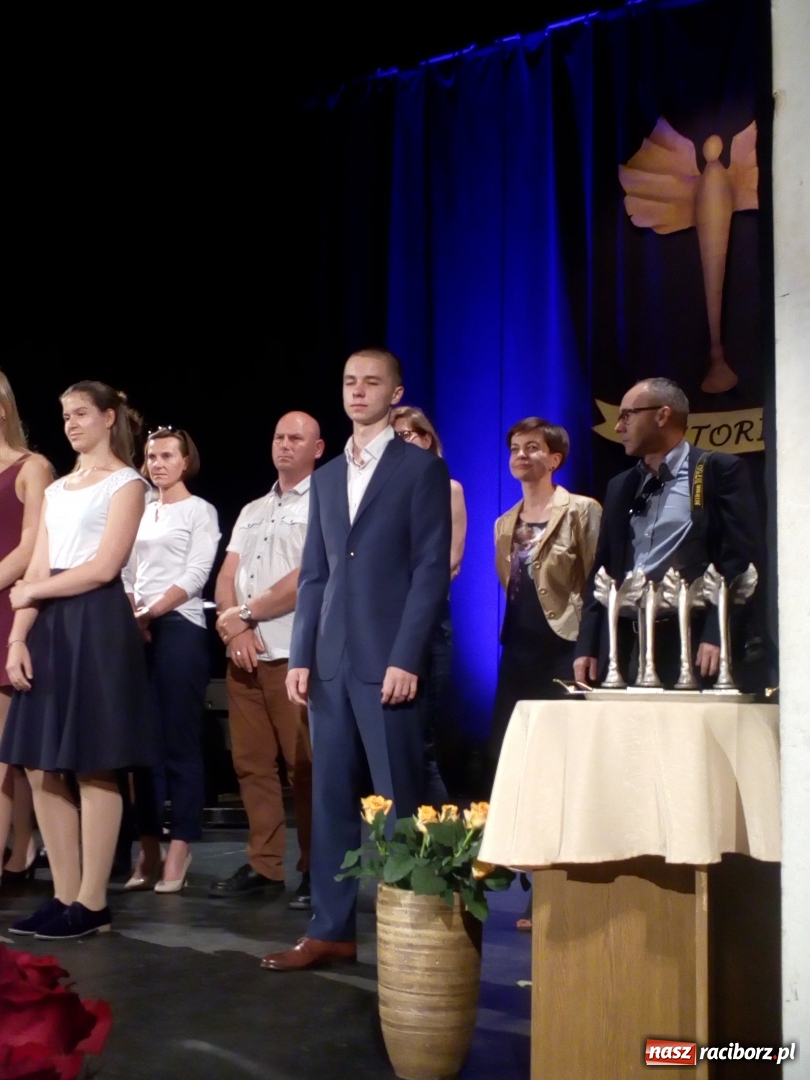 Zdjęcie w galerii na portalu naszraciborz.pl: W SP 4 rozdano Victorie  wiadomości z regionu