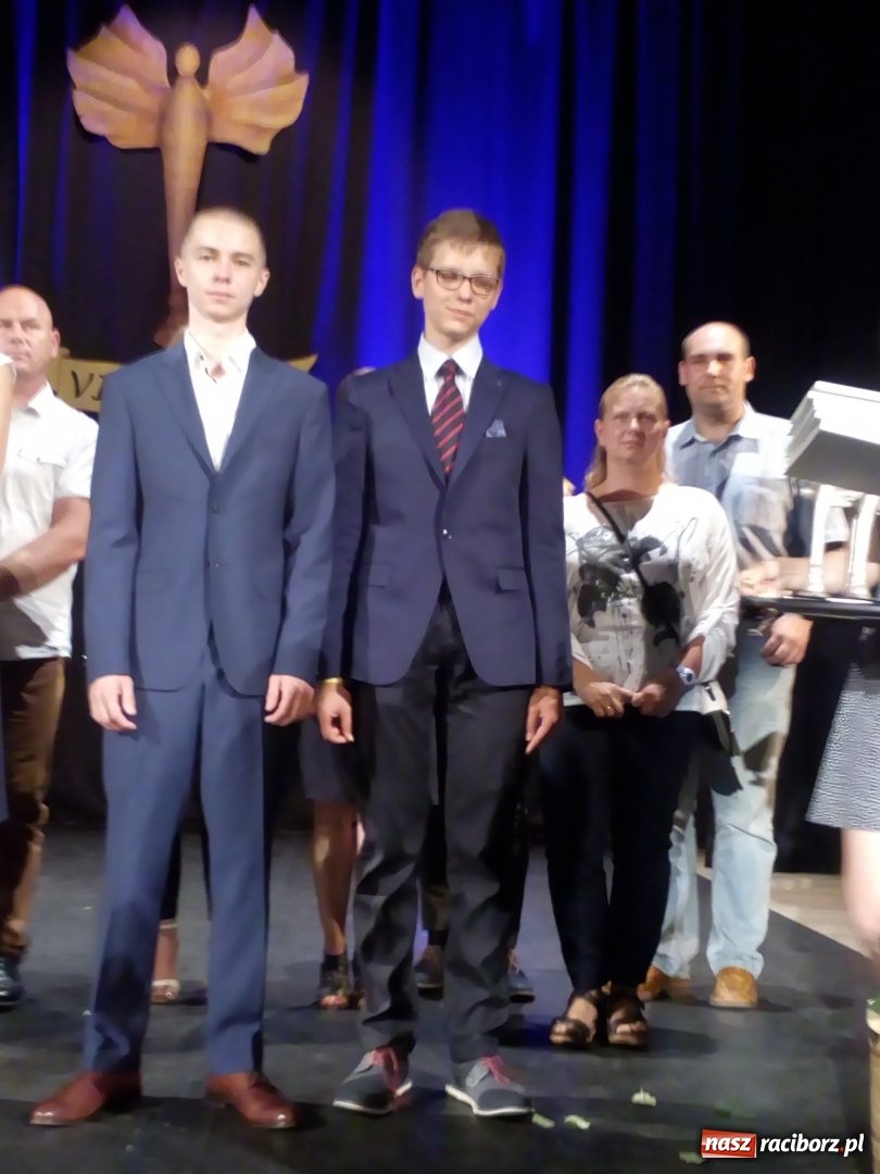 Zdjęcie w galerii na portalu naszraciborz.pl: W SP 4 rozdano Victorie  wiadomości z regionu