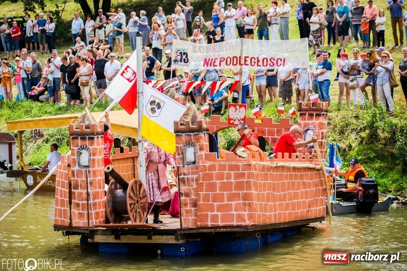 Zdjęcie w galerii na portalu naszraciborz.pl: Marszałek Józef Piłsudski i jego zaginiony legion na biało-czerwonym Pływadle 2018  wiadomości z regionu