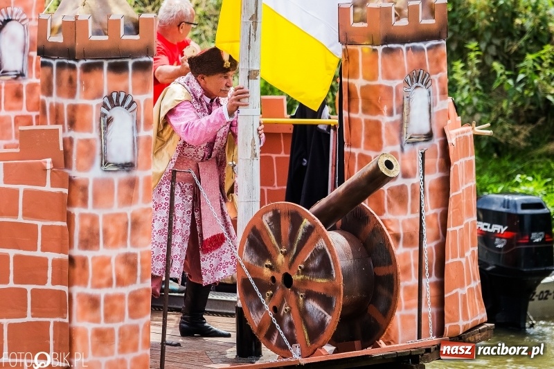 Zdjęcie w galerii na portalu naszraciborz.pl: Marszałek Józef Piłsudski i jego zaginiony legion na biało-czerwonym Pływadle 2018  wiadomości z regionu