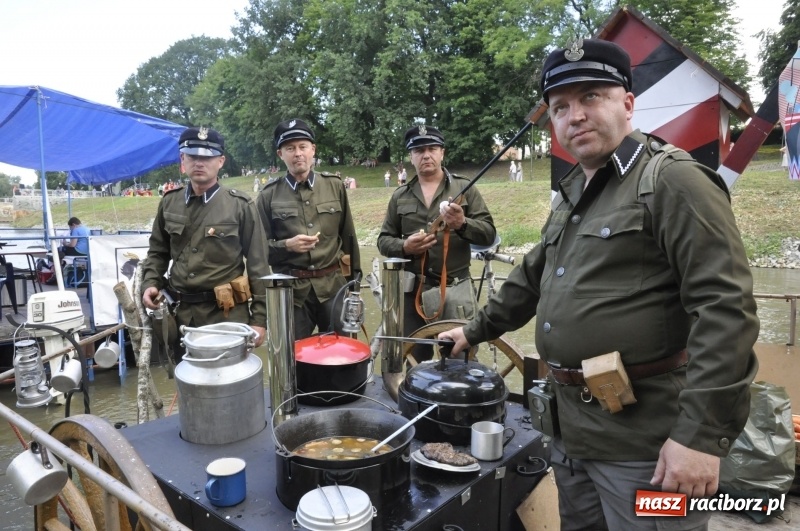 Zdjęcie w galerii na portalu naszraciborz.pl: Marszałek Józef Piłsudski i jego zaginiony legion na biało-czerwonym Pływadle 2018  wiadomości z regionu