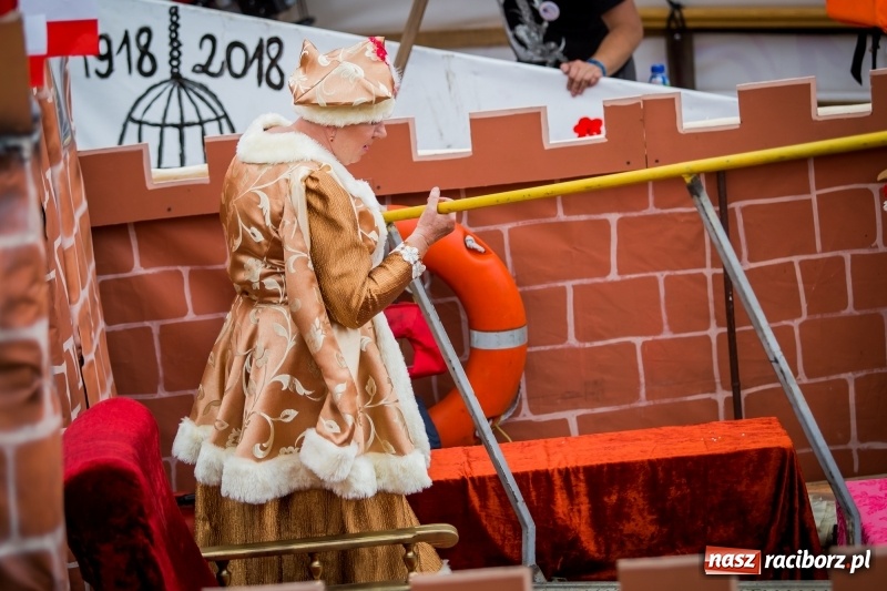 Zdjęcie w galerii na portalu naszraciborz.pl: Marszałek Józef Piłsudski i jego zaginiony legion na biało-czerwonym Pływadle 2018  wiadomości z regionu