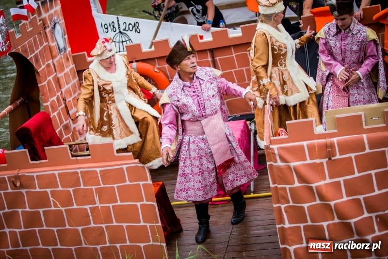 Zdjęcie w galerii na portalu naszraciborz.pl: Marszałek Józef Piłsudski i jego zaginiony legion na biało-czerwonym Pływadle 2018  wiadomości z regionu