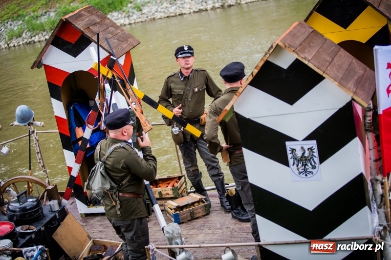 Zdjęcie w galerii na portalu naszraciborz.pl: Marszałek Józef Piłsudski i jego zaginiony legion na biało-czerwonym Pływadle 2018  wiadomości z regionu