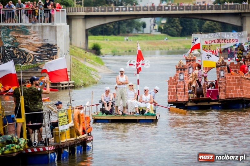 Zdjęcie w galerii na portalu naszraciborz.pl: Marszałek Józef Piłsudski i jego zaginiony legion na biało-czerwonym Pływadle 2018  wiadomości z regionu