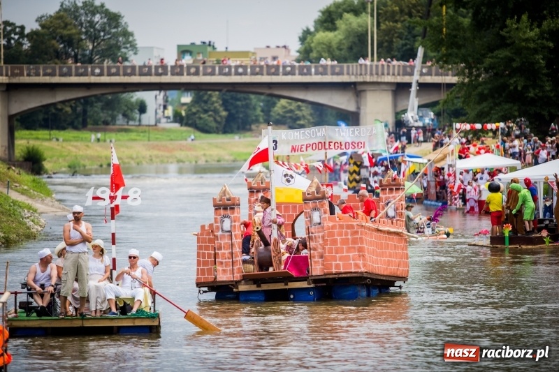 Zdjęcie w galerii na portalu naszraciborz.pl: Marszałek Józef Piłsudski i jego zaginiony legion na biało-czerwonym Pływadle 2018  wiadomości z regionu