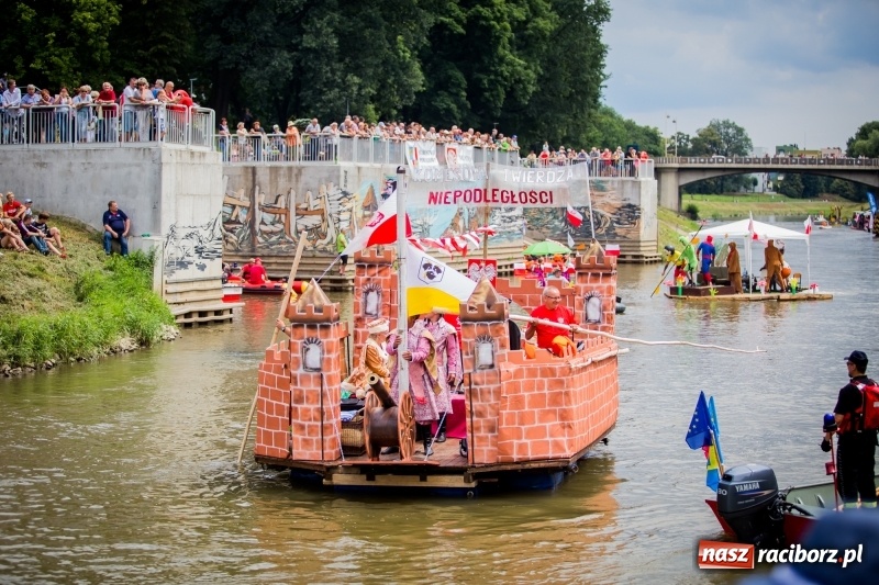 Zdjęcie w galerii na portalu naszraciborz.pl: Marszałek Józef Piłsudski i jego zaginiony legion na biało-czerwonym Pływadle 2018  wiadomości z regionu