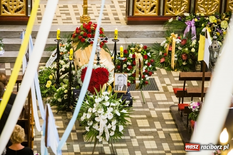 Zdjęcie w galerii na portalu naszraciborz.pl: Ostatnie pożegnanie śp. Henryka Zdrzałka wiadomości z regionu