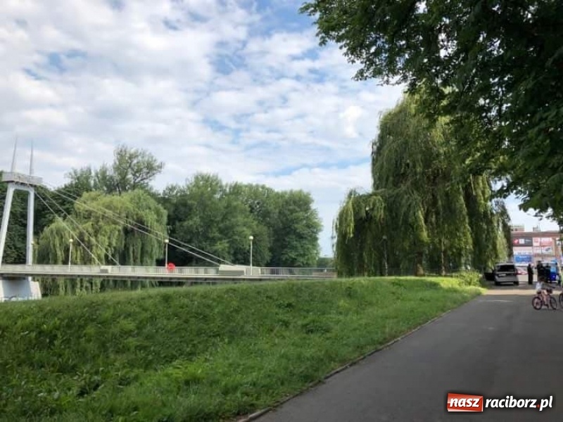 Zdjęcie w galerii na portalu naszraciborz.pl: Inspektor nadzoru budowlanego zamknął kładkę nad Odrą  wiadomości z regionu
