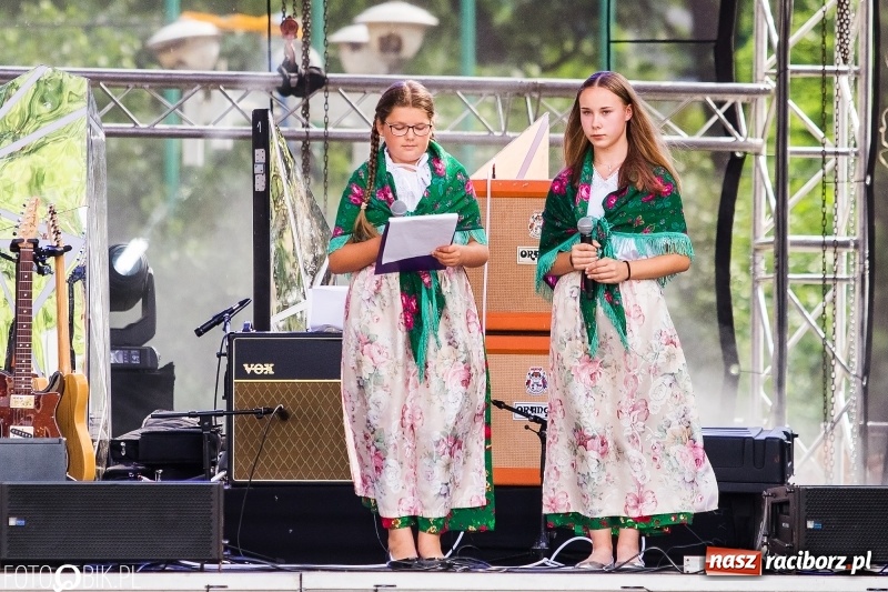 Zdjęcie w galerii na portalu naszraciborz.pl: Na śląskim podwórku, bębniarze i raciborska orkiestra. Dni Raciborza na placu Długosza wiadomości z regionu
