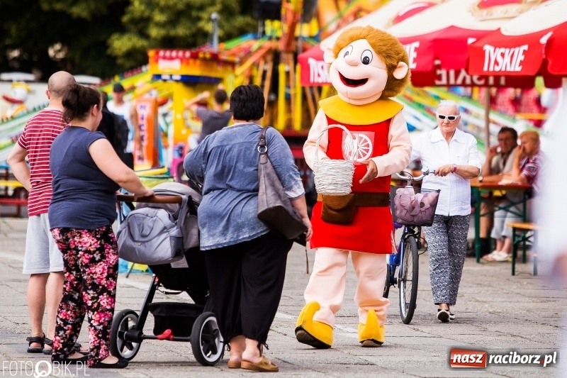 Zdjęcie w galerii na portalu naszraciborz.pl: Na śląskim podwórku, bębniarze i raciborska orkiestra. Dni Raciborza na placu Długosza wiadomości z regionu