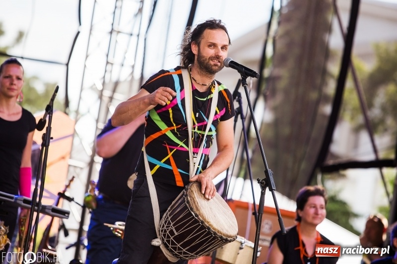 Zdjęcie w galerii na portalu naszraciborz.pl: Na śląskim podwórku, bębniarze i raciborska orkiestra. Dni Raciborza na placu Długosza wiadomości z regionu