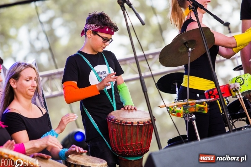 Zdjęcie w galerii na portalu naszraciborz.pl: Na śląskim podwórku, bębniarze i raciborska orkiestra. Dni Raciborza na placu Długosza wiadomości z regionu